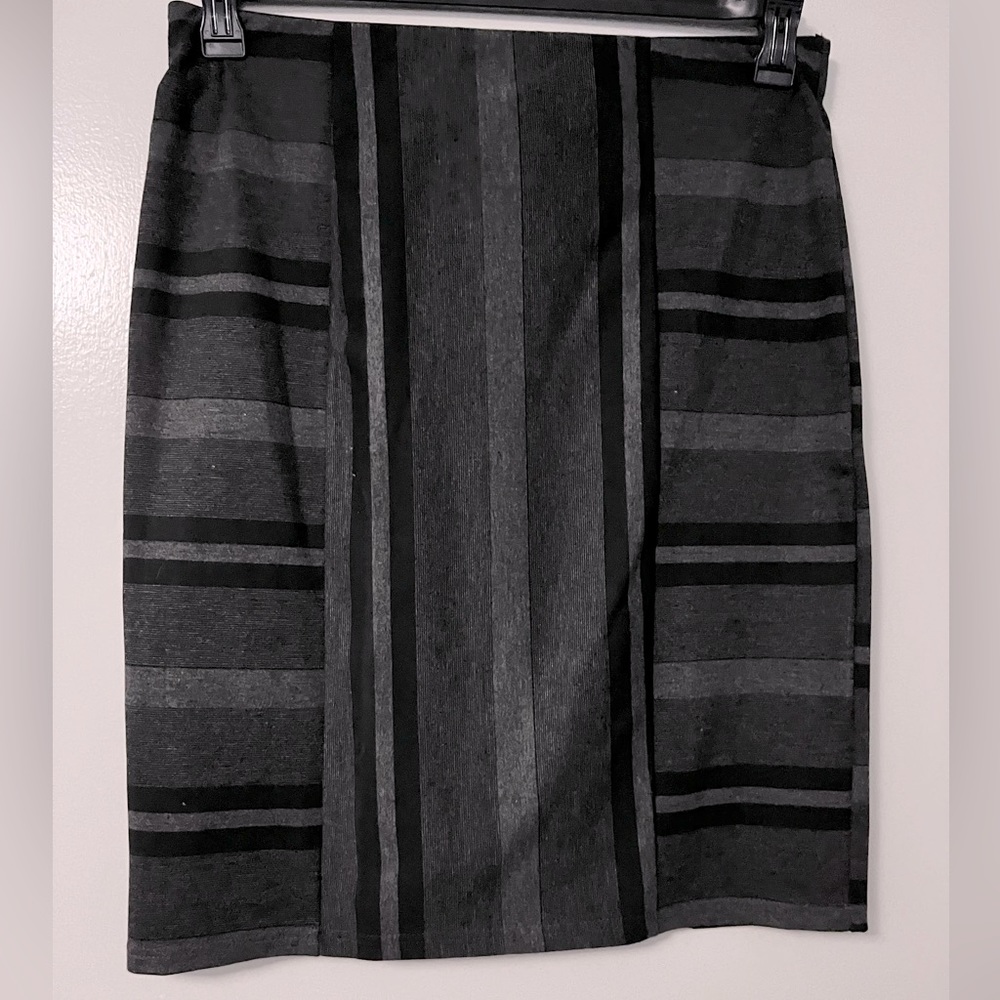 One 5 One (Brand) sz 14/16 grey striped pencil skirt. Above knee